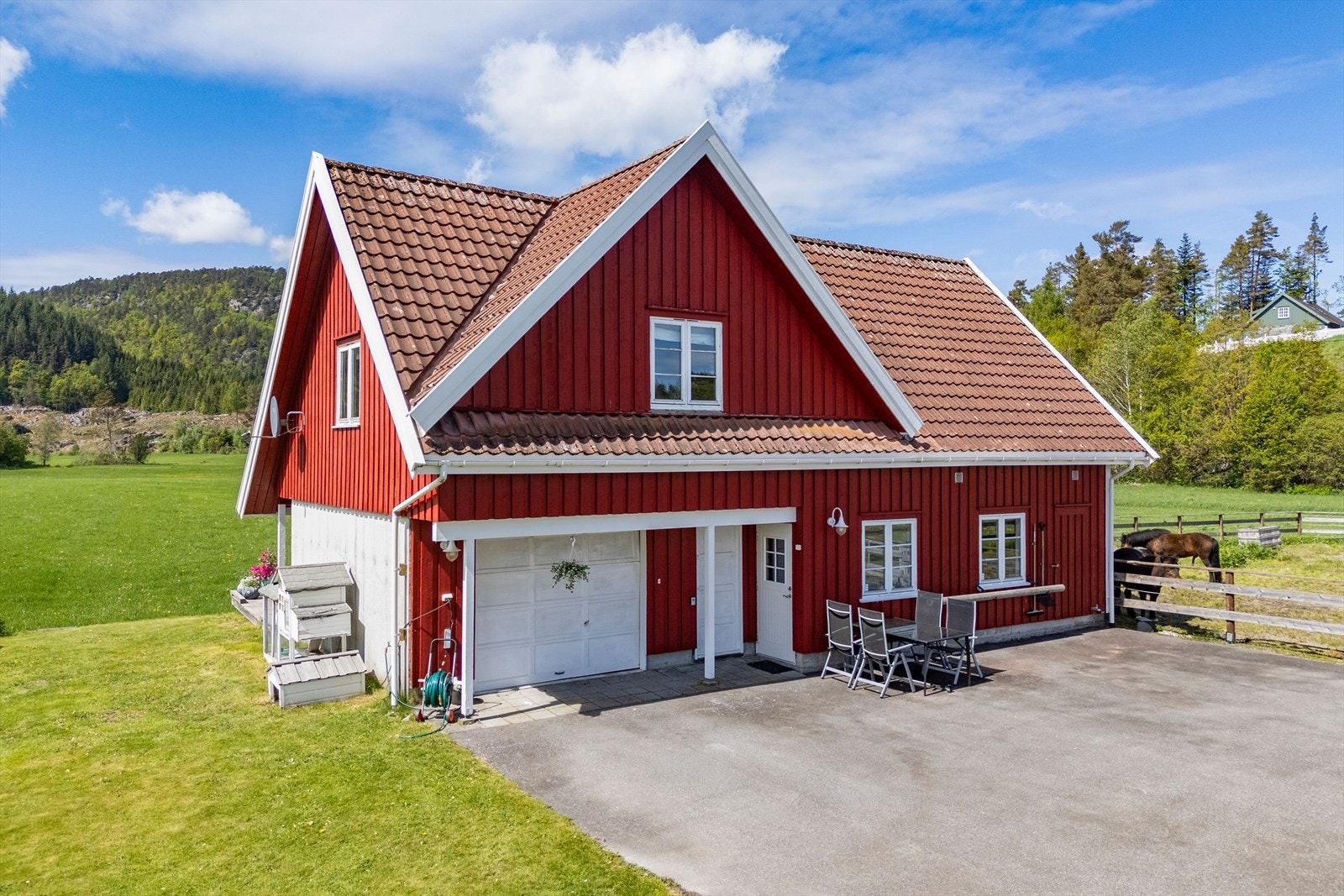 Garasje/uthus med innredet loft Galleribilde