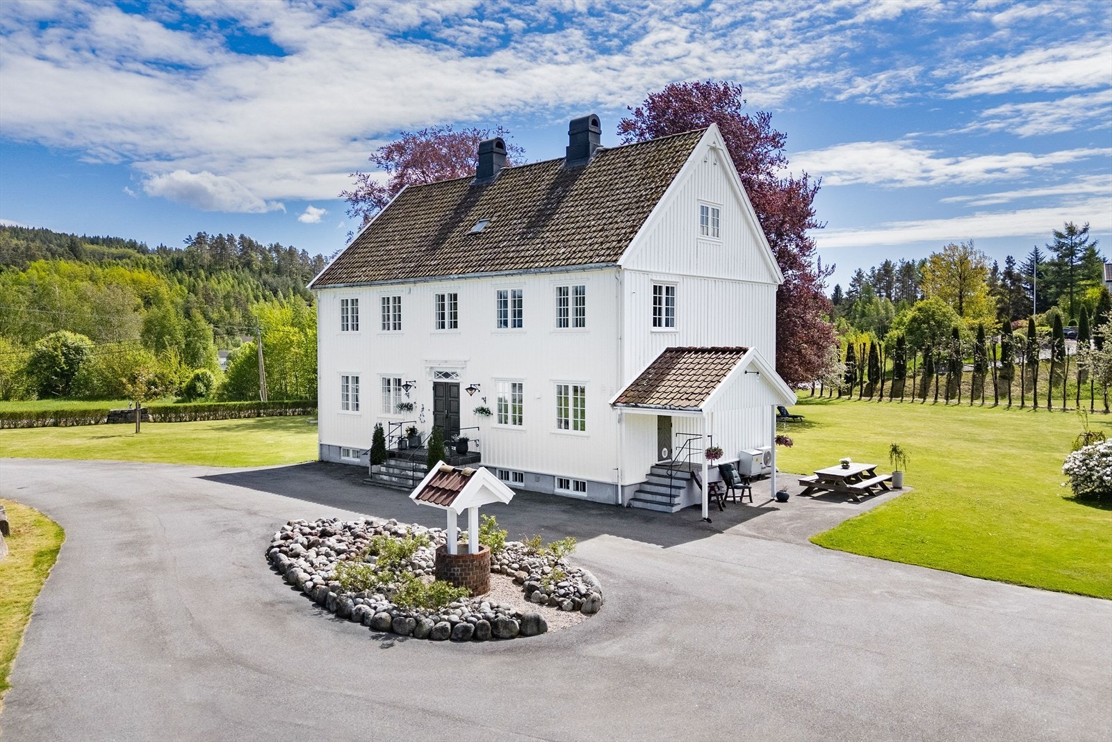 Historierik tidligere prestebolig beliggende på stor tomt i overkant av 7 mål Galleribilde
