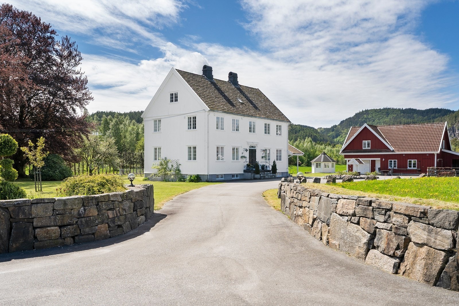 Prestegarden er rikelig opparbeidet i kombinasjon med byggets flotte originale detaljer og uttrykk Galleribilde