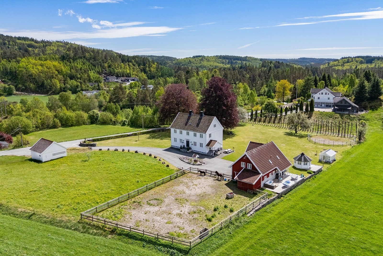 Innholdsrik enebolig, drivhus, grillbu, anlagt stall/leilighet og dobbel garasje finnes blant annet på tomten Galleribilde