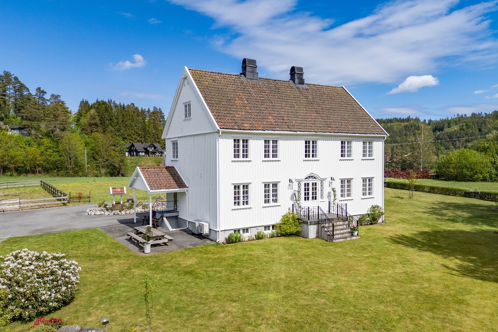 Vi ønsker velkommen til visning og gleder oss til å vise frem denne spektakulære eiendommen! Galleribilde