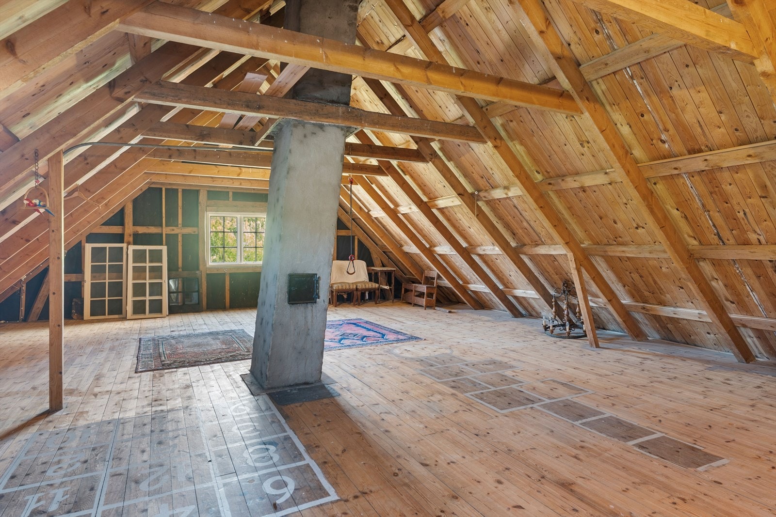 Loftsetasjen består av uinnredet loft, samt et soverom Galleribilde