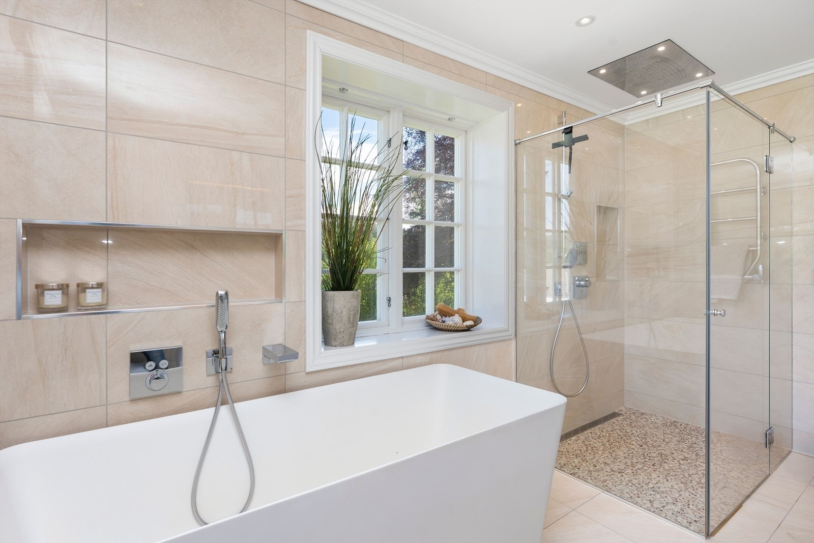 Badet ble total renovert i 2018 og har flislagte gulv/vegger, samt malt tak. Galleribilde