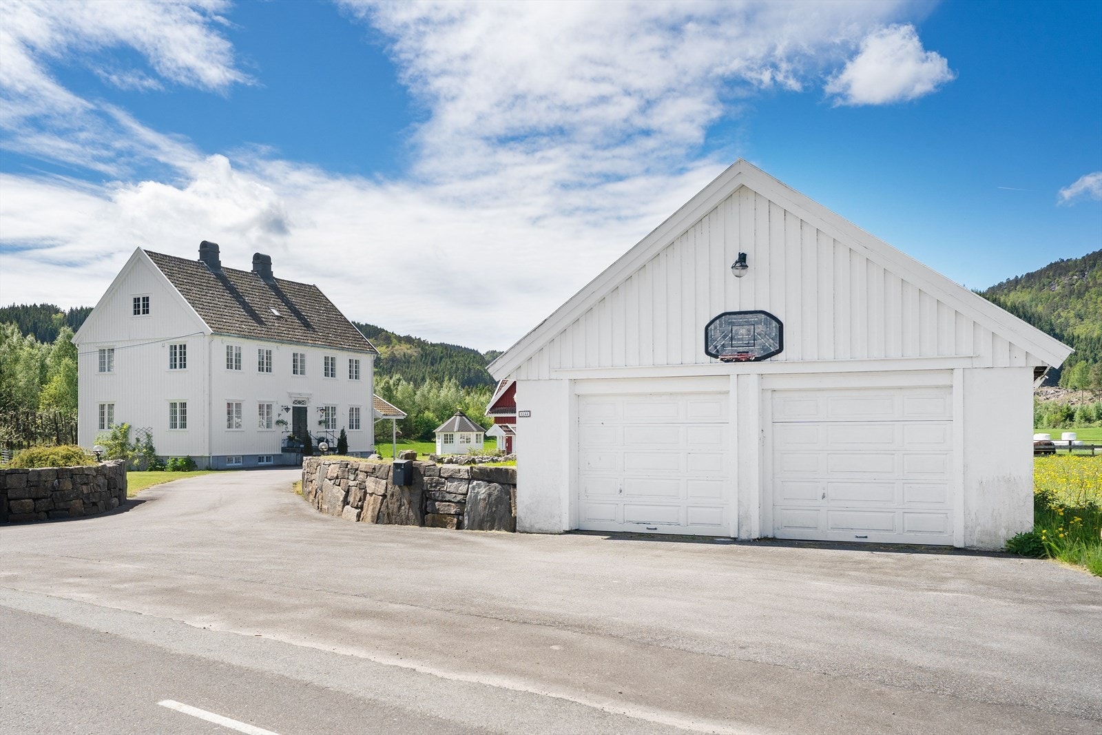 Dobbel garasje, samt flere parkeringsmuligheter på eget tun Galleribilde