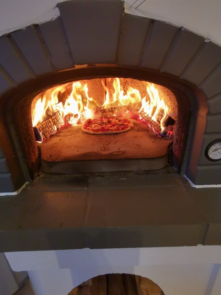 Pizzaovn på kjøkkenet - Selgers bilde Galleribilde