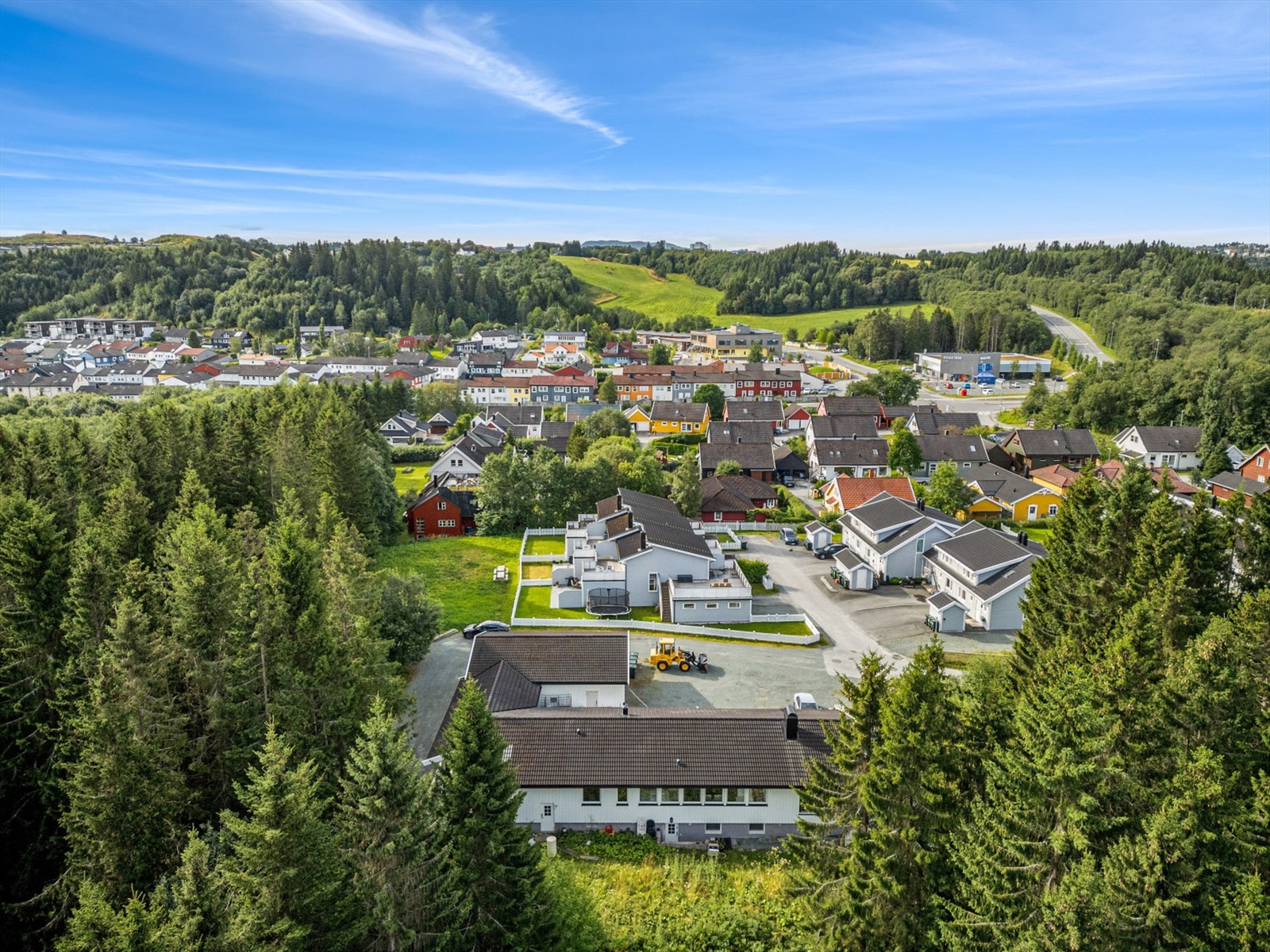 Trondheim sentrum nås på ca. 17 minutter med bil. Kollektivtilbudet i området er godt, med bussholdeplassen Okstadsvegen ca. 350 meter fra boligen. Galleribilde