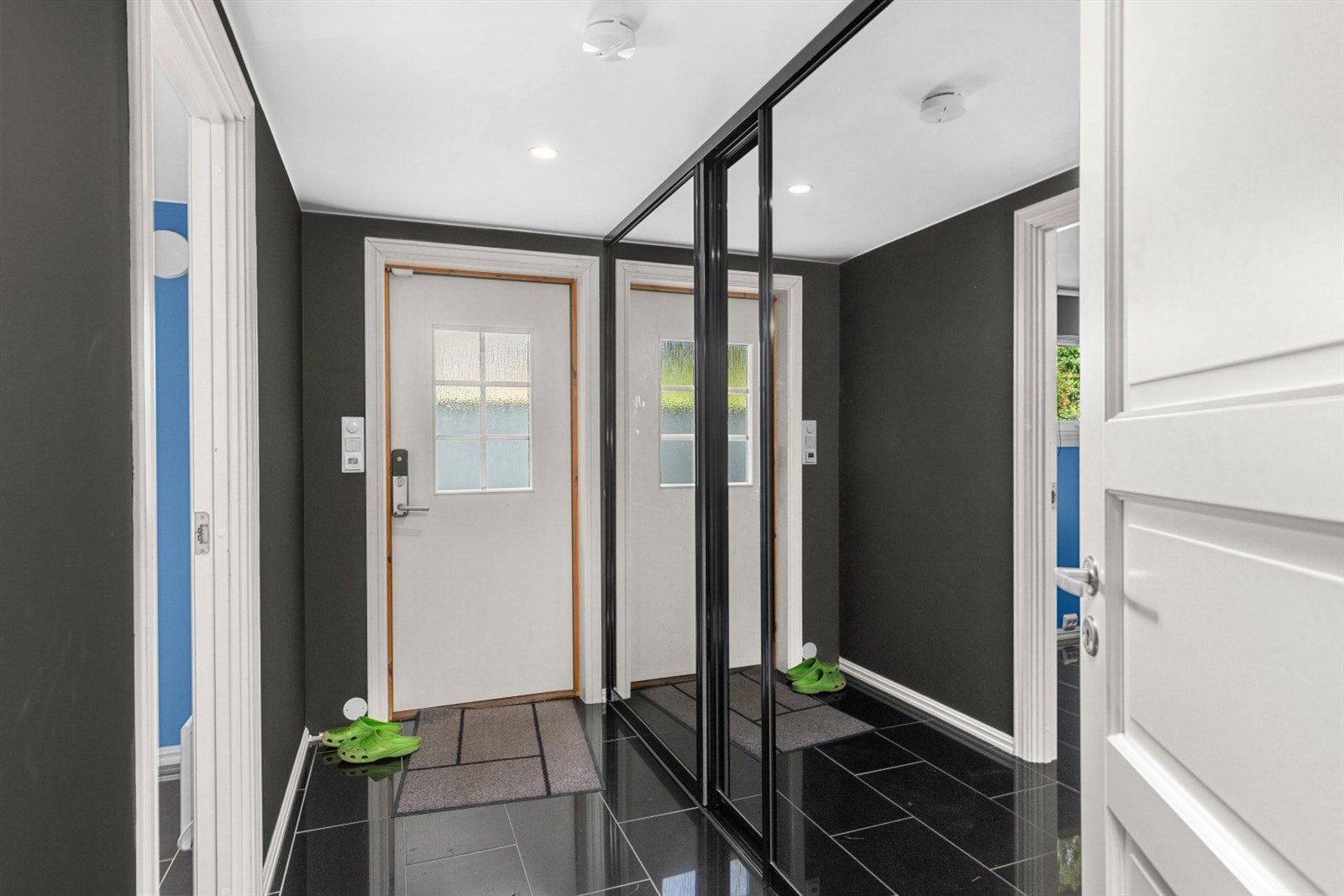 Underetasjen har to ekstra entréer, denne på 4,5 kvm med praktisk, plassbygd skyvedørsgarderobe. Galleribilde