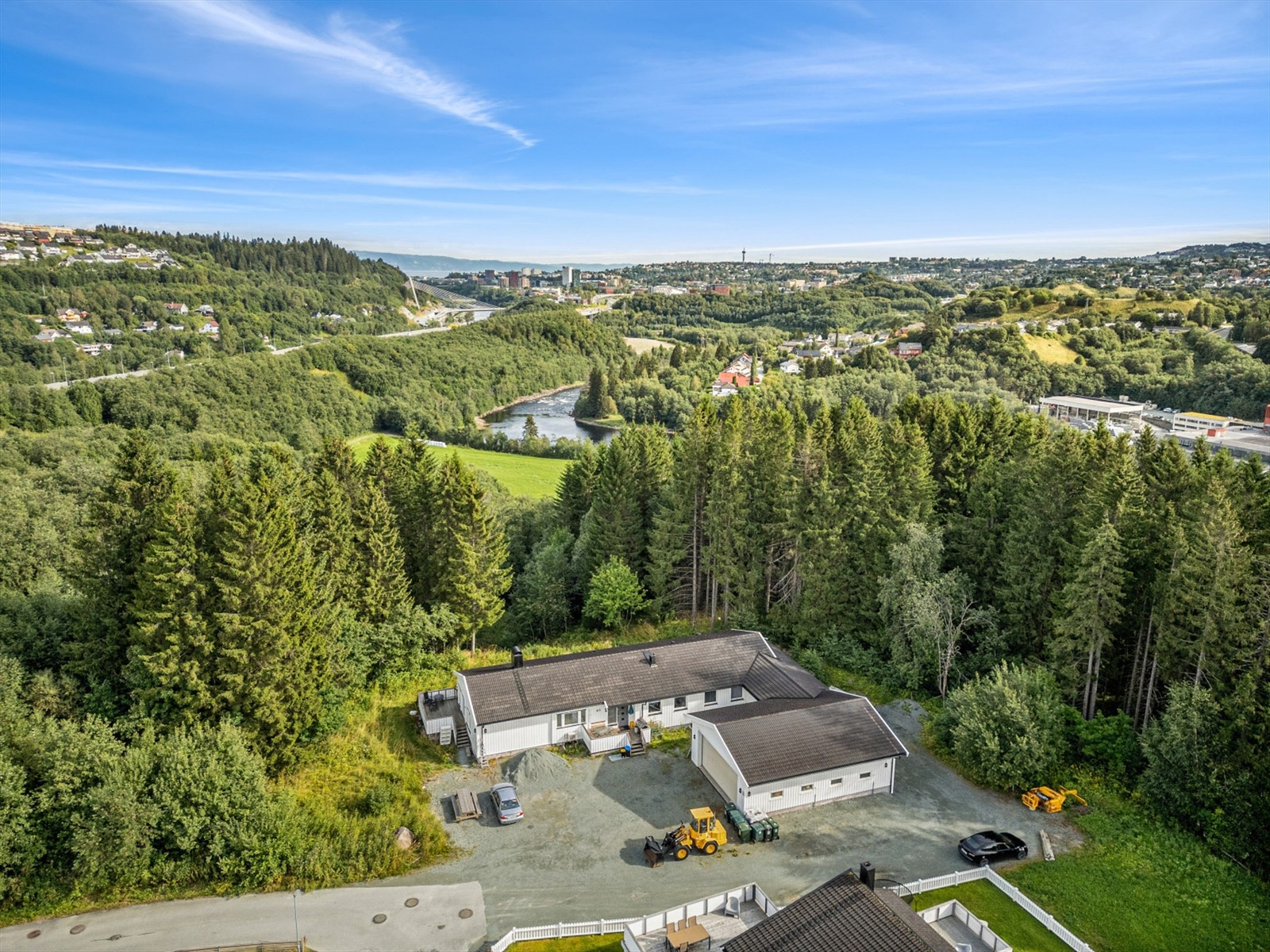Velkommen til Kroppanvegen 83 - og denne innholdsrike eneboligen beliggende i et attraktivt og rolig område på Kroppanmarka. Galleribilde