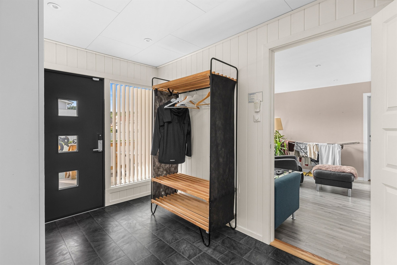 Romslig entré på 9,5 kvm med god plass til oppbevaring av yttertøy og sko. Galleribilde