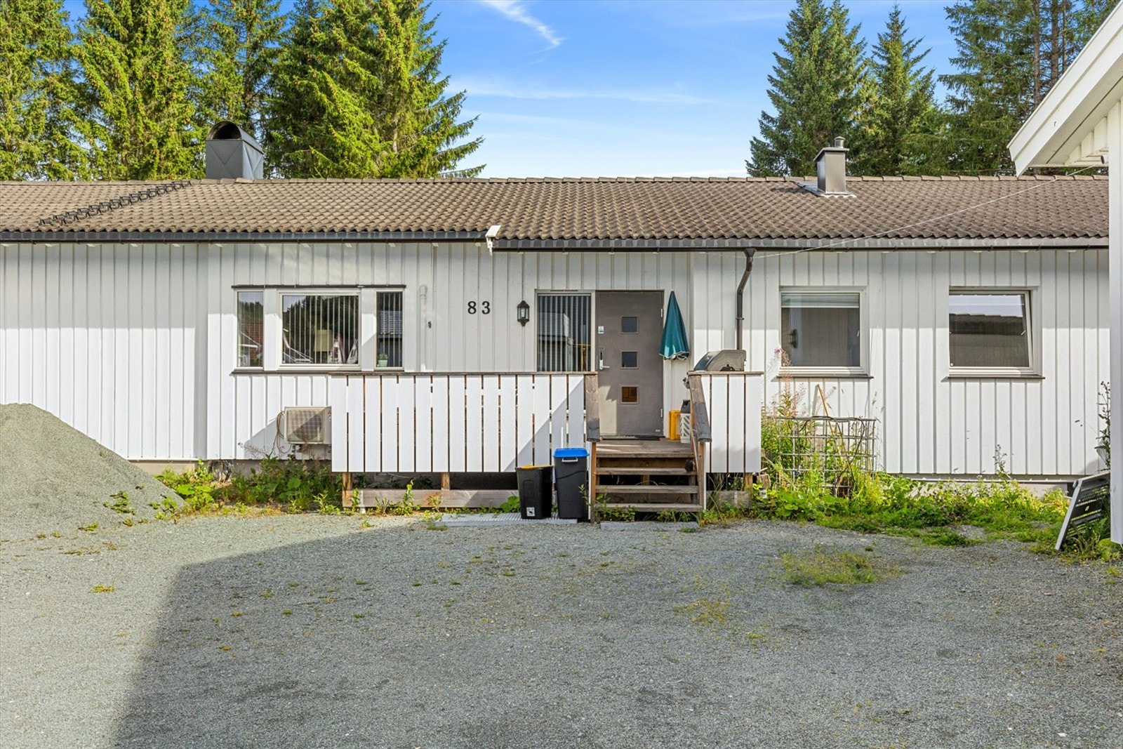 Velkommen inn! Det er oppført en veranda på 13,5 kvm i forbindelse med inngangspartiet. Galleribilde