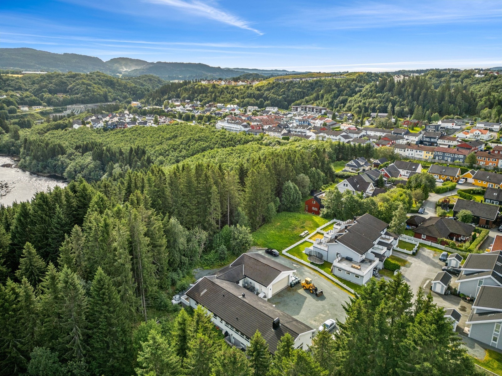 Nærområdet har et aktivt idrettsmiljø og gode fasiliteter for blant annet fotball, håndball, ishockey, skyting og ski. Det er kort vei til fotballbanen ved Sjetne skole. Galleribilde