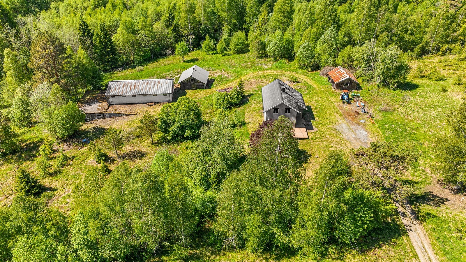 Landbrukseiendom med usjenert beliggenhet. Foto: flytende film Galleribilde