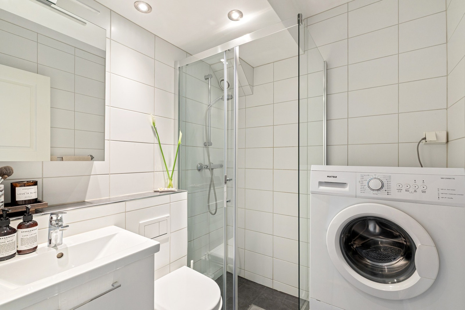 Flislagt bad/wc med opplegg for vaskemaskin. Galleribilde