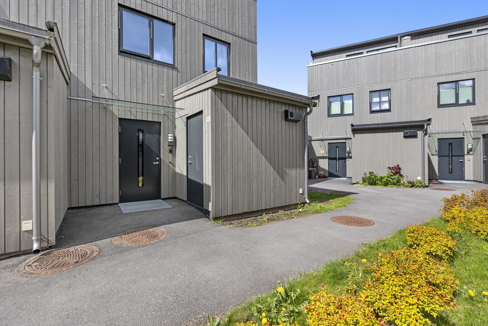 Praktisk adkomst med egen sportsbod ved inngangspartiet. Boligen disponerer også en garasjeplass med elbil-lader. Galleribilde