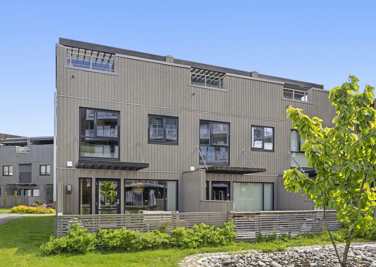 Moderne arkitektur med stående trepanel og pulttak tekket med takpapp. Galleribilde