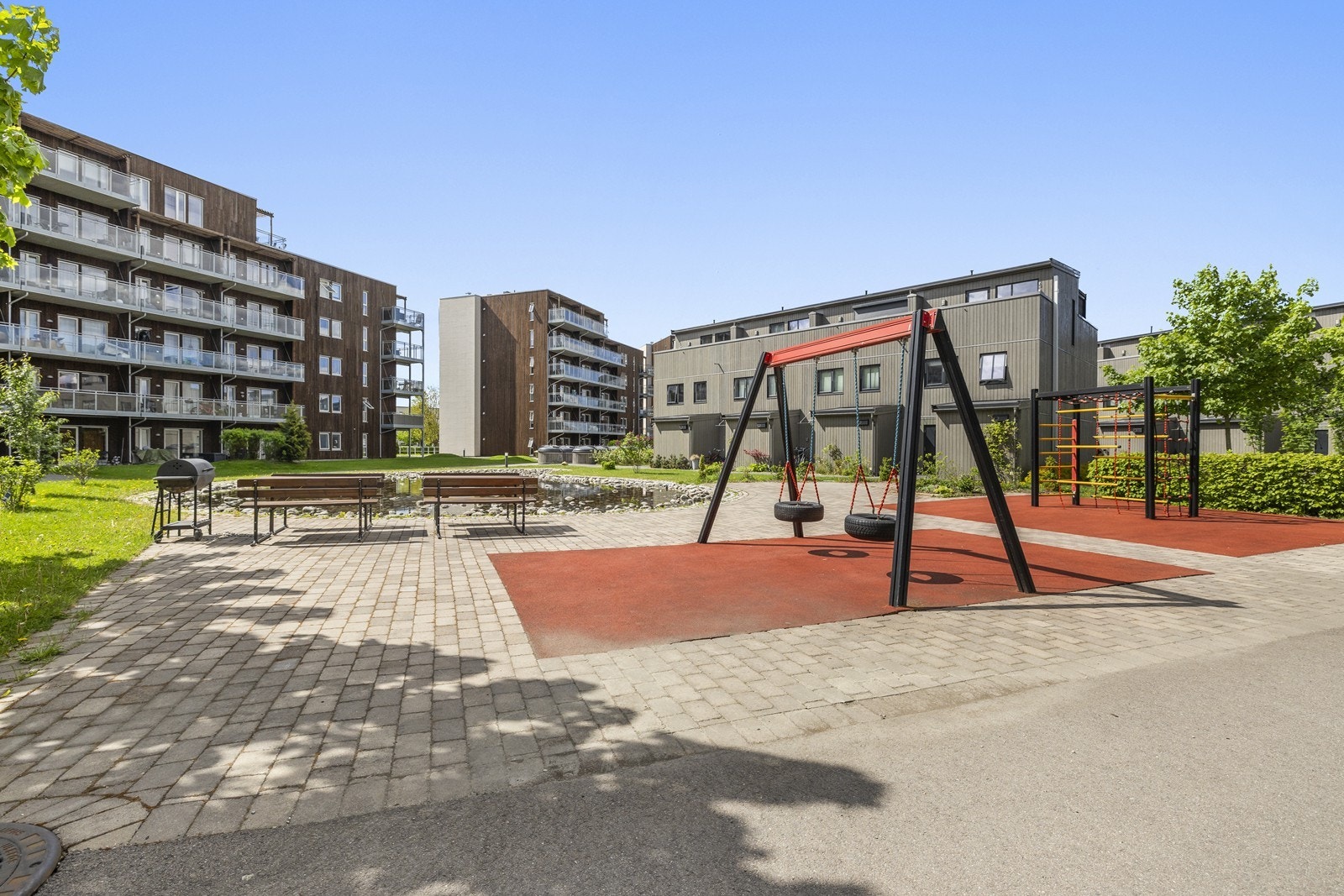 Sameiet har opparbeidede uteområder med plen, beplantning og sittegrupper. Galleribilde