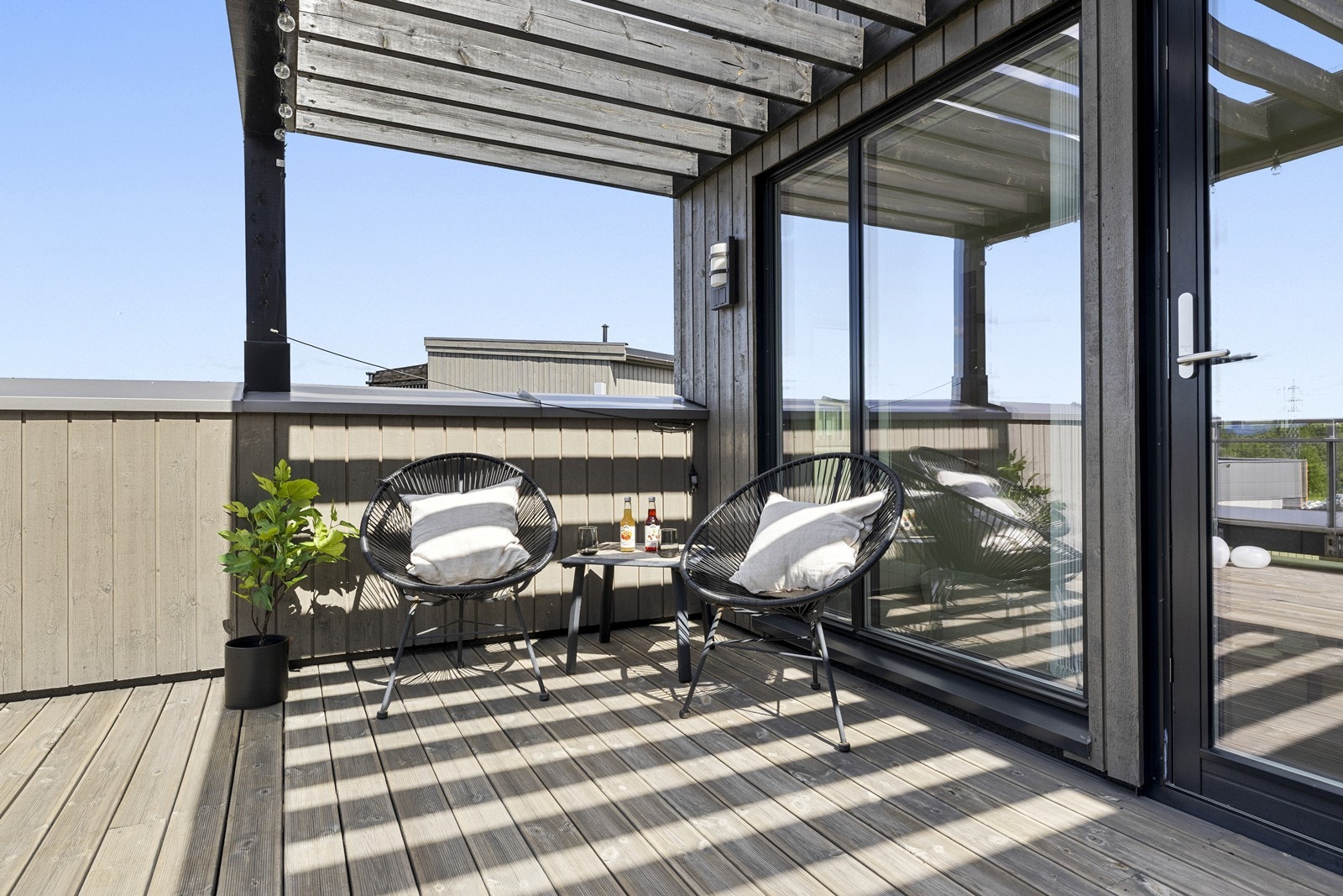 God plass til lounge-møbler og spisebord. Galleribilde