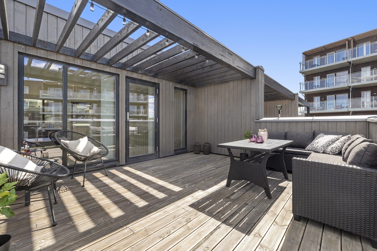 Terrassen er belagt med impregnerte terrassebord og har en pergola som gir et lunt preg. Galleribilde