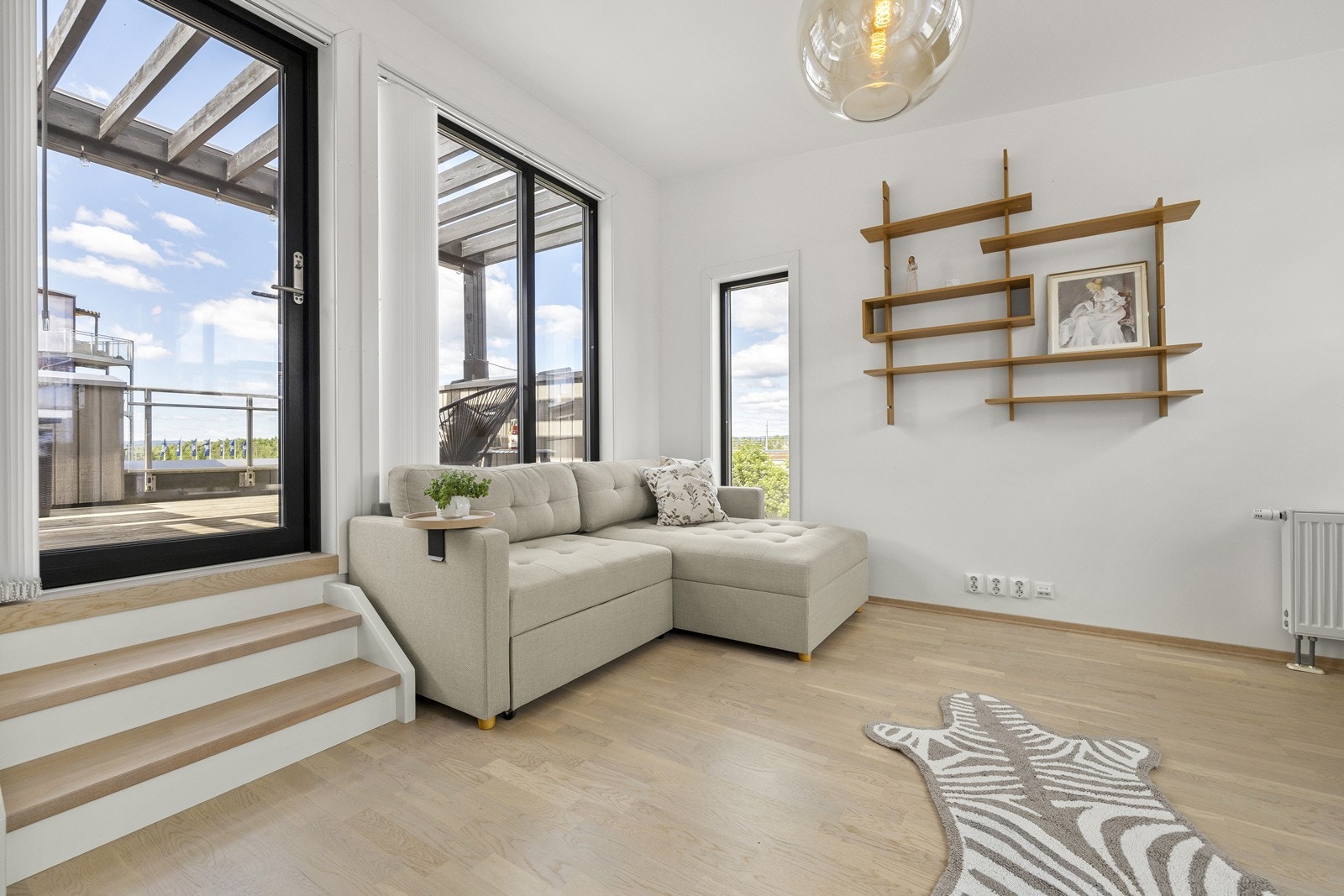 Loftstuen er et fleksibelt rom med utgang til en takterrasse på ca. 19 m² samt en balkong på ca. 7m². Galleribilde