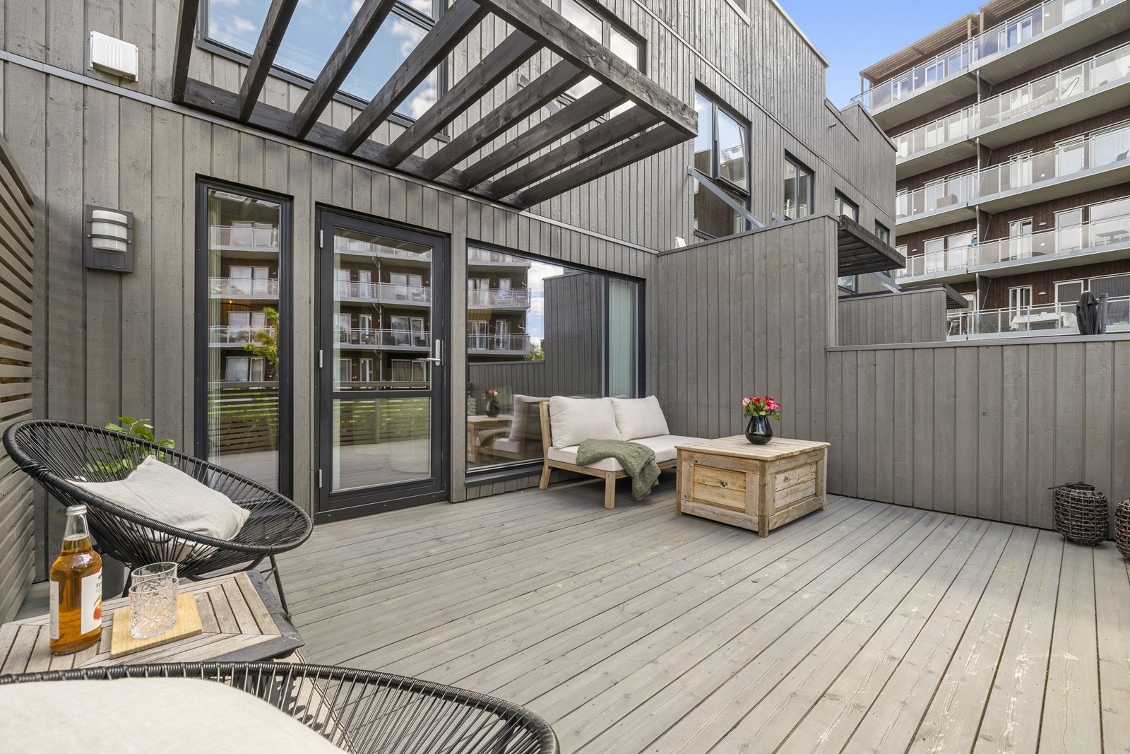 Terrassen i første etasje er belagt med impregnerte terrassebord og har god plass til utemøbler. Galleribilde