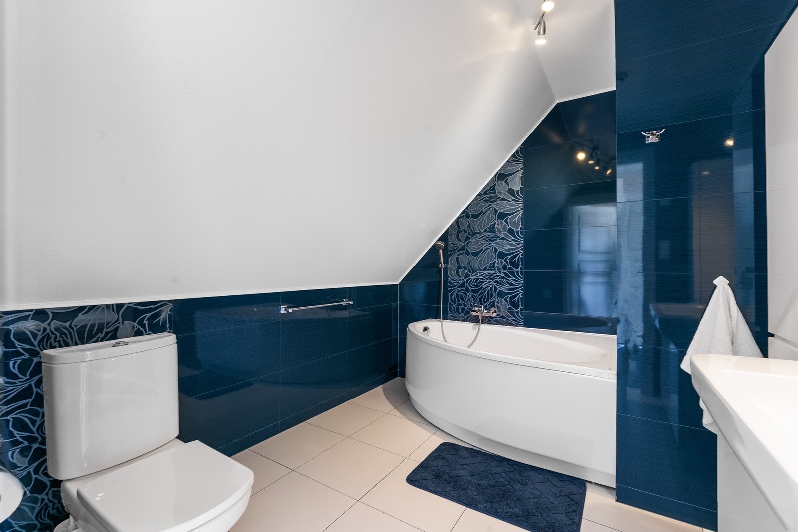 Badet er helfliset og måler 5,5 kvm Galleribilde