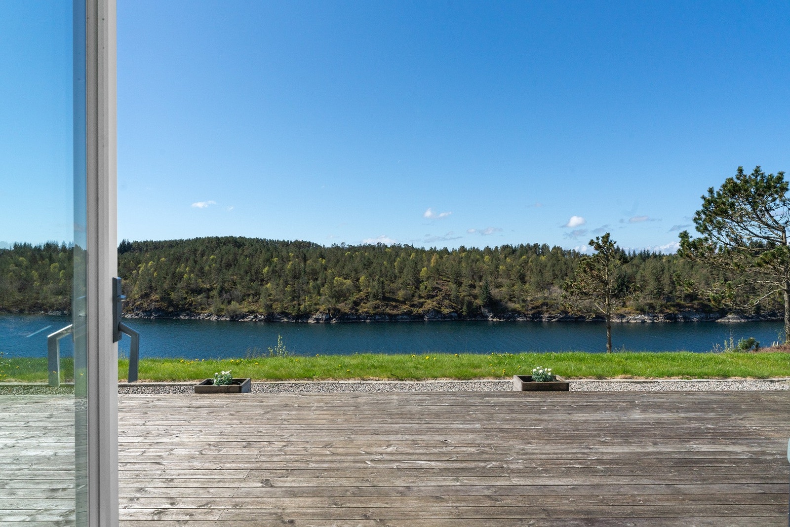 Fra stuen er det tilkomst til boligens terrasse Galleribilde
