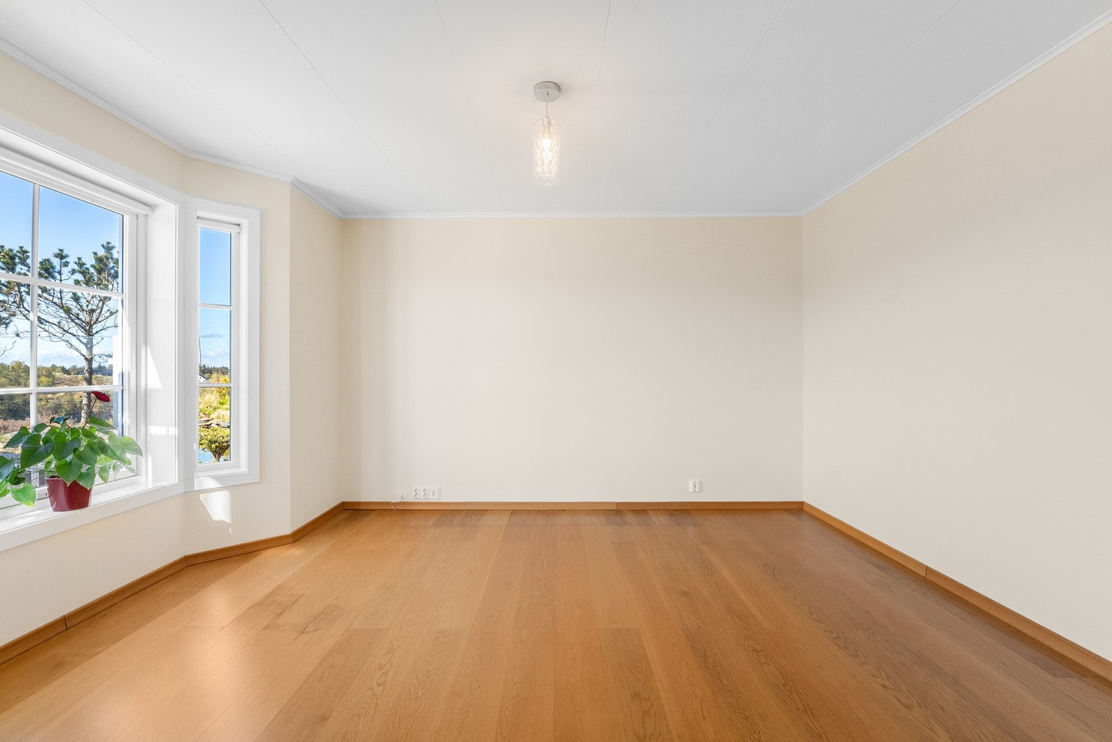 - med spisegruppe, samt sofagruppe med tv-seksjon Galleribilde