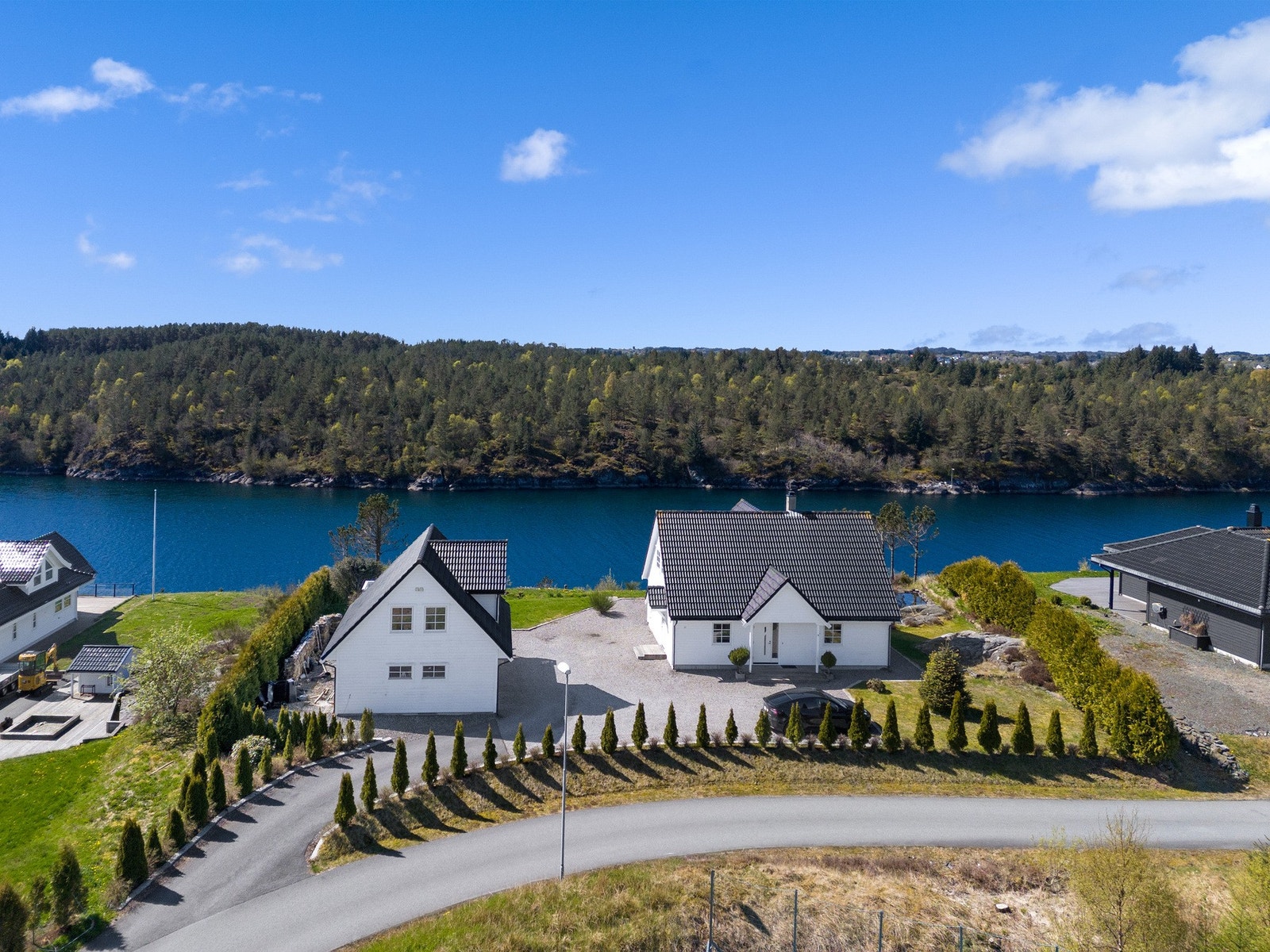 Nydelig enebolig over to plan i maritime omgivelser med stor dobbelgarasje og pent opparbeidet tomt Galleribilde