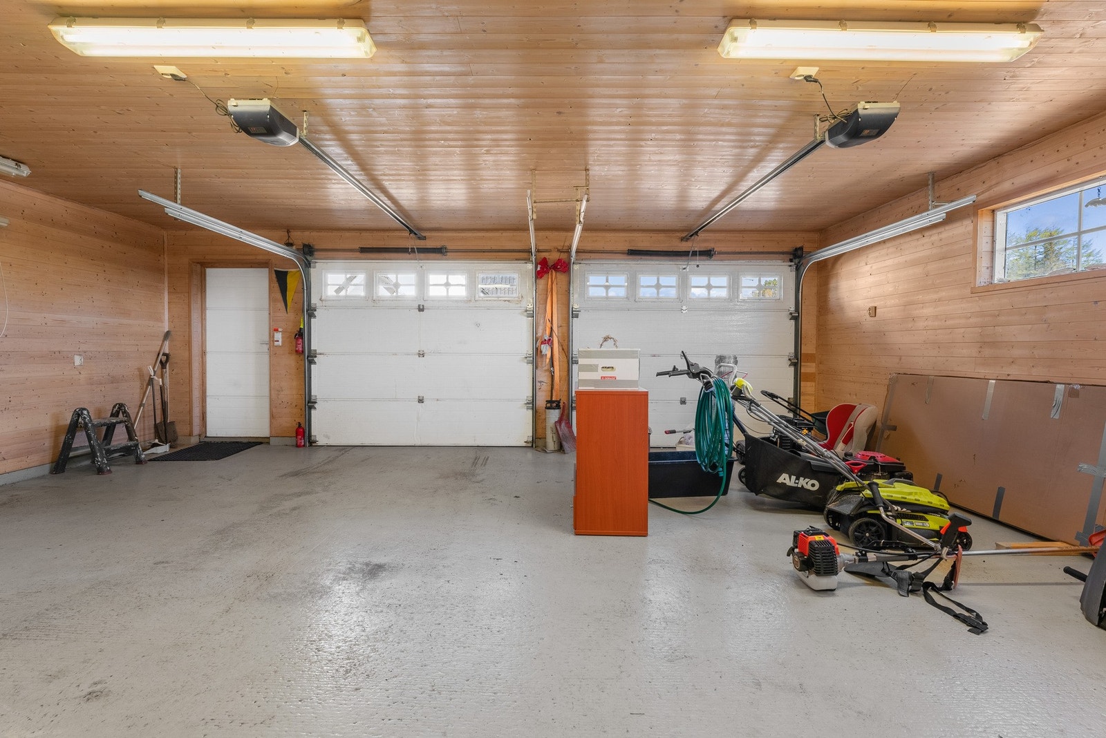 Her er det god plass til to biler, samt hageutstyr Galleribilde
