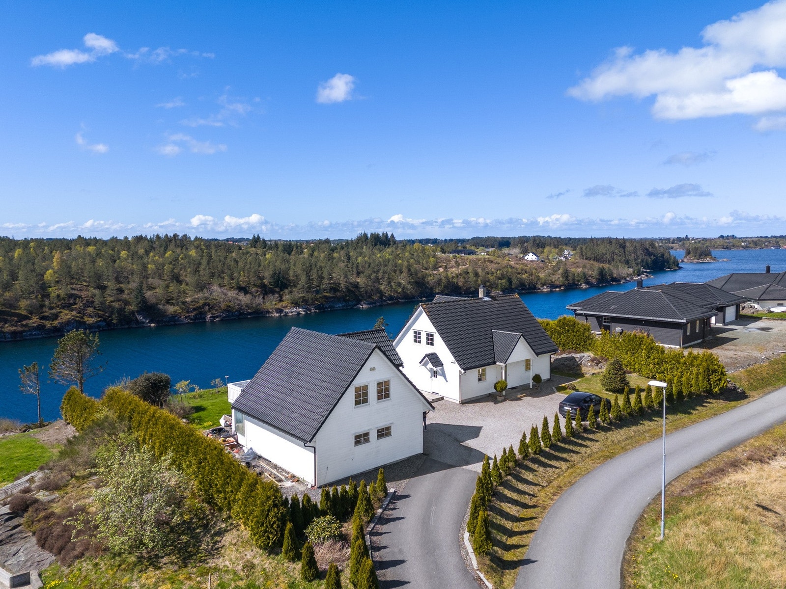 Straumshaugane 48 ligger idyllisk til, med både en fredelig og attraktiv beliggenhet Galleribilde
