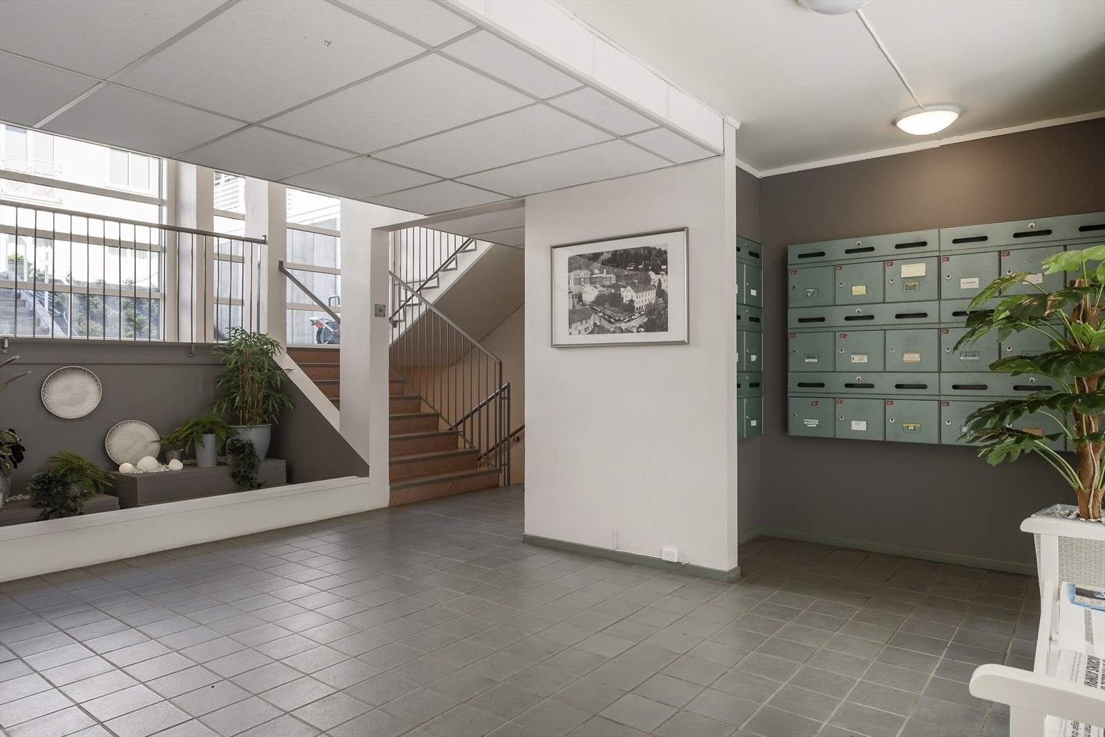 Felles gang med postkasser og trappegang. Galleribilde