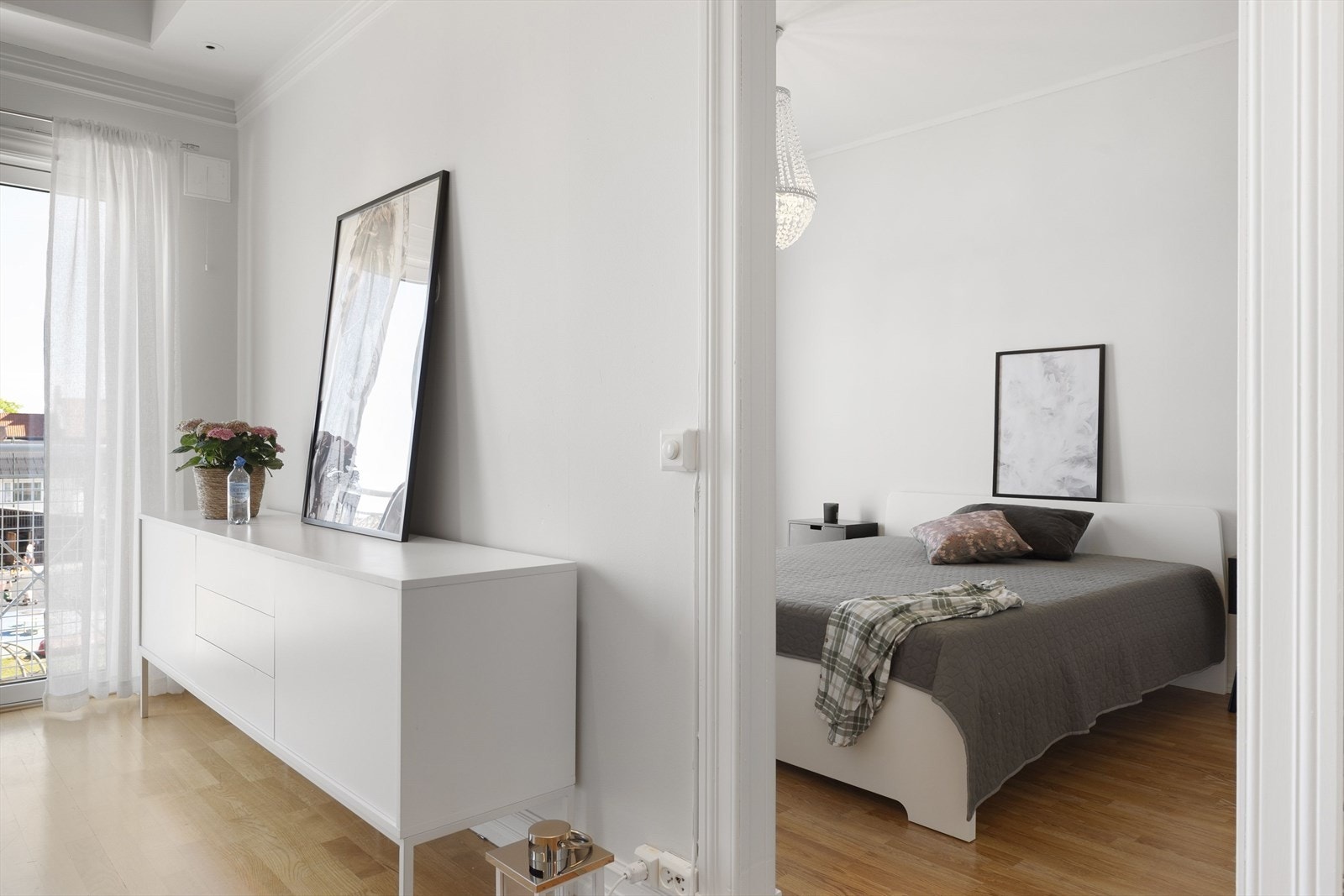Fra stuen er det adkomst til soverom. Galleribilde
