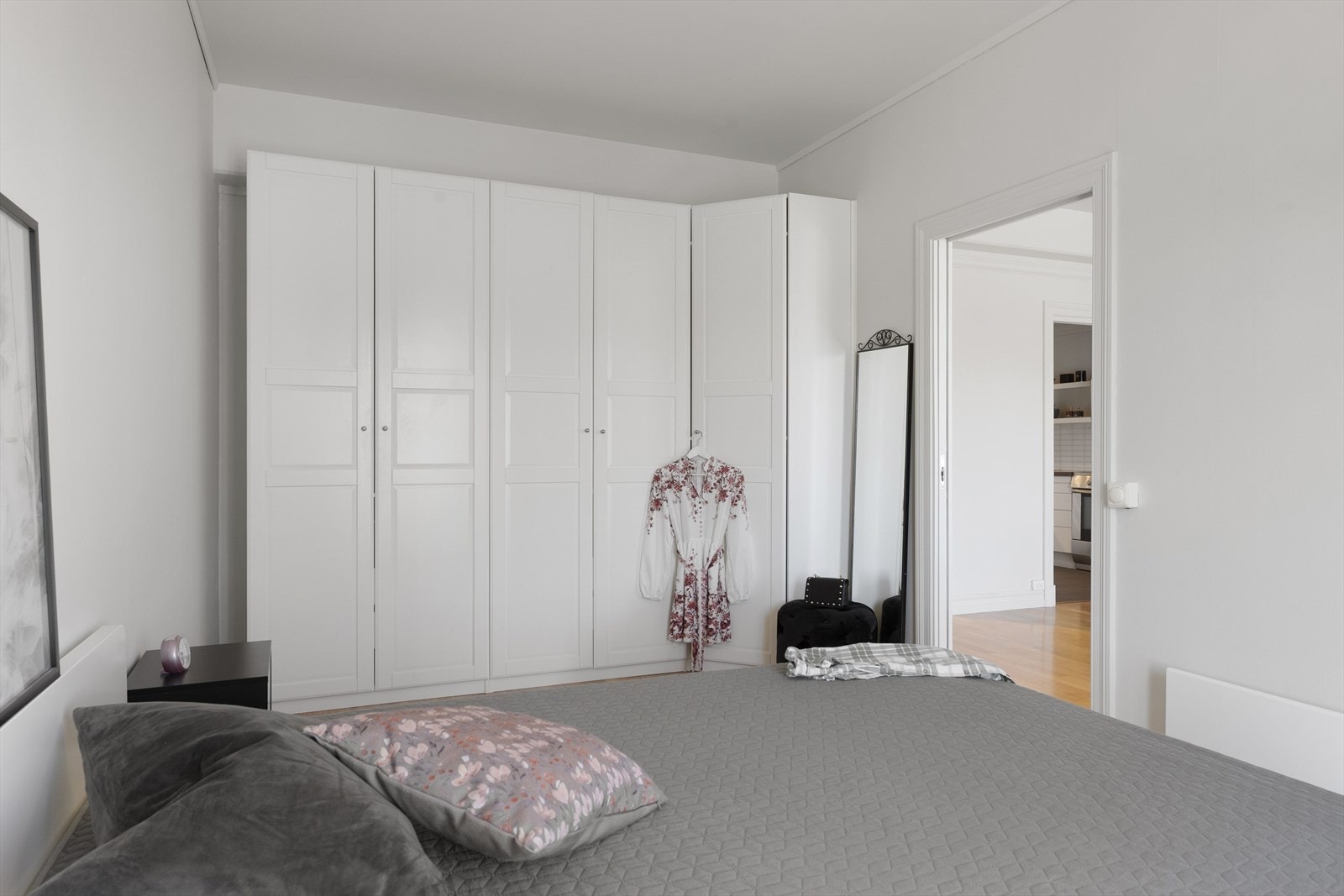 Romslig og plassrik garderobeløsning. Galleribilde