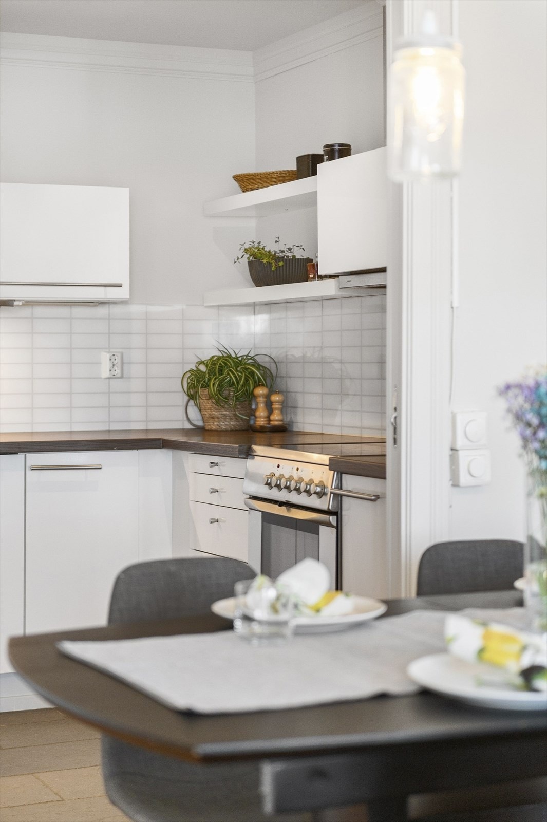 Kjøkken og spisestue henger fint sammen i dels åpen løsning til stuen. Galleribilde