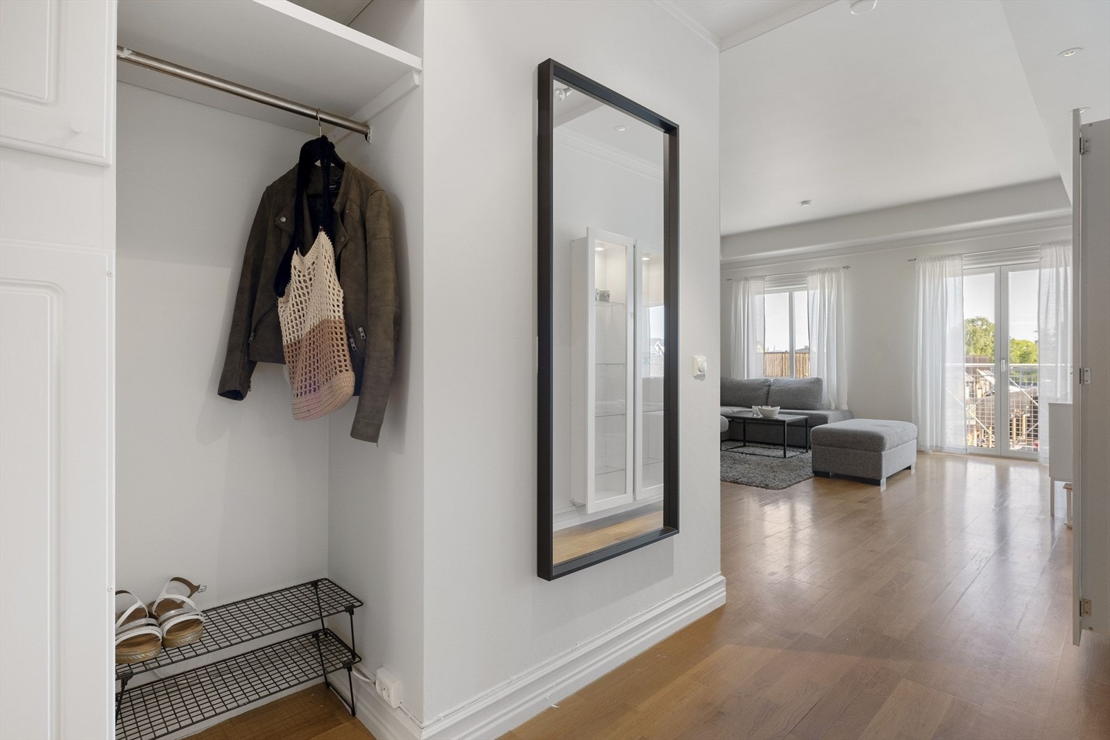 Lys entré med avhengingplass og garderobeskap. Galleribilde