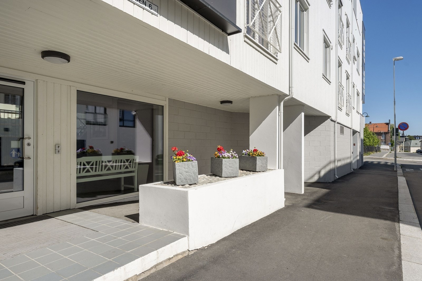 Utvendig adkomst fra asfaltert gate. Galleribilde