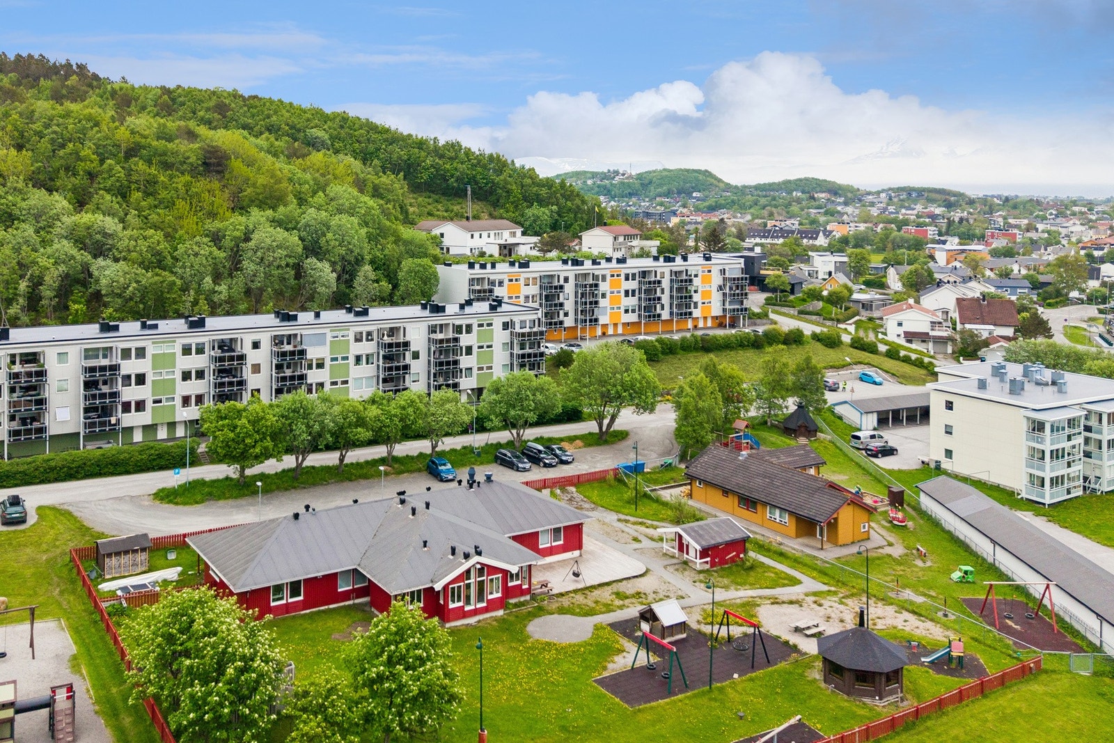 I umiddelbar nærhet finnes barnehage og lekeplasser. Galleribilde
