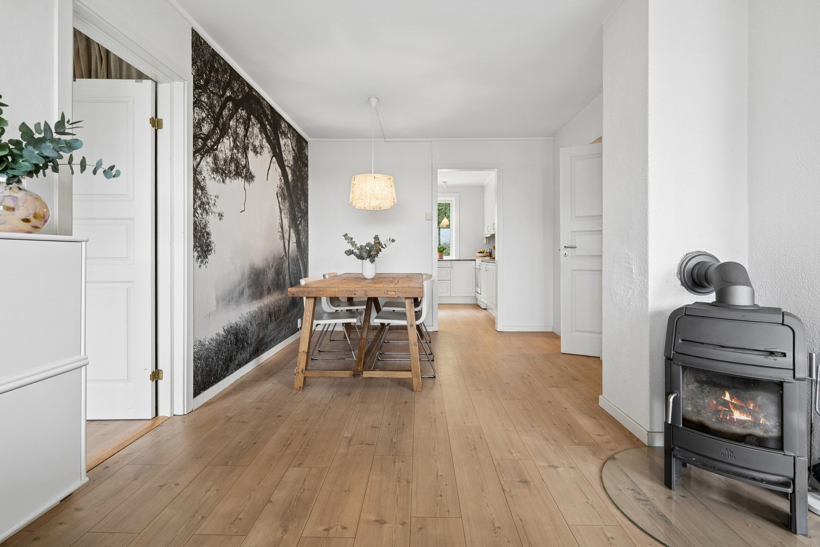 Spisestuen er et naturlig samlingspunkt, med plass til et stort spisebord. Galleribilde