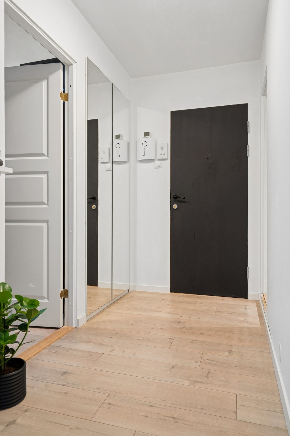 Lys entré med god plass til oppbevaring i speilgarderobe. Galleribilde