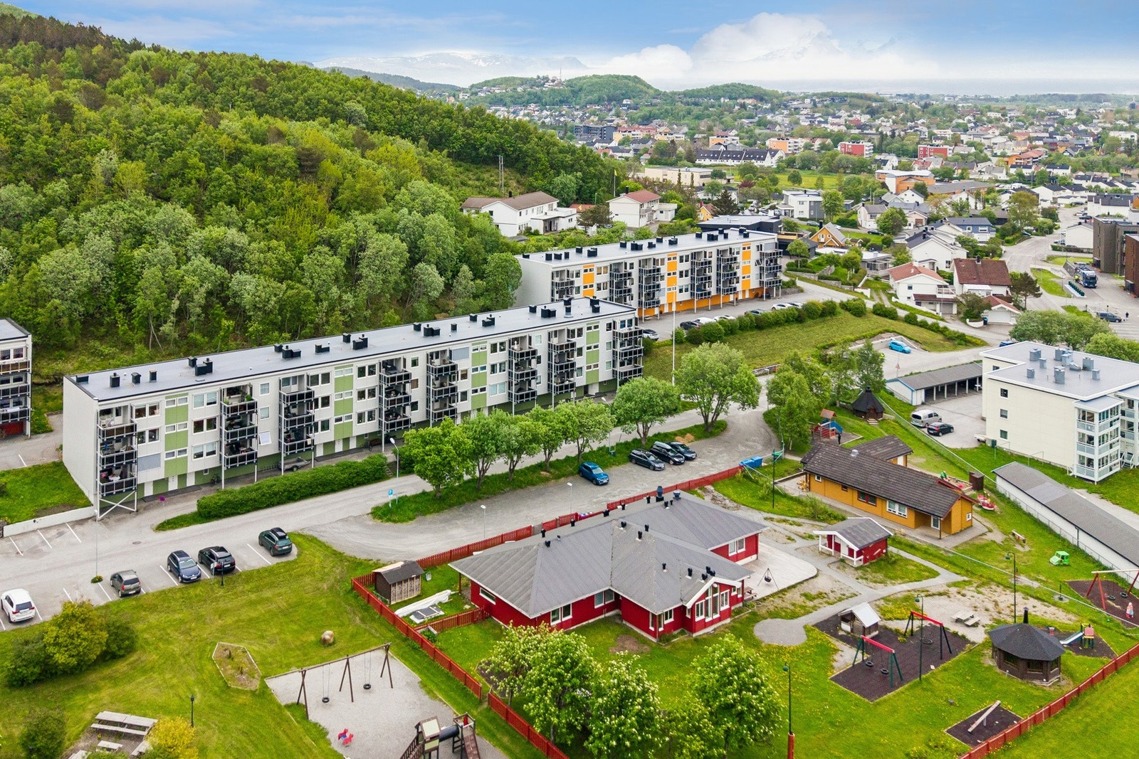Leiligheten ligger i et etablert boligområde med nærhet til grøntområder. Galleribilde