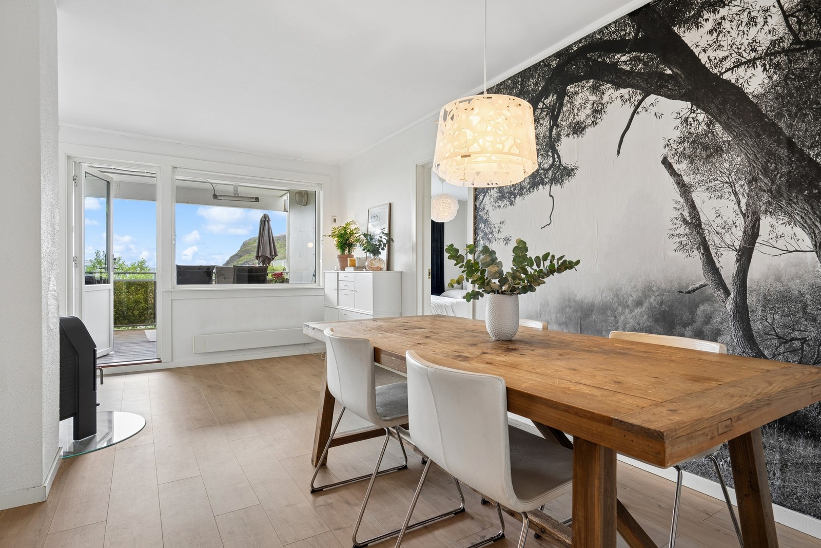 Gjennomgående 4-roms leilighet med en åpen og sosial planløsning. Store vindusflater i stuen gir rikelig med dagslys. Galleribilde