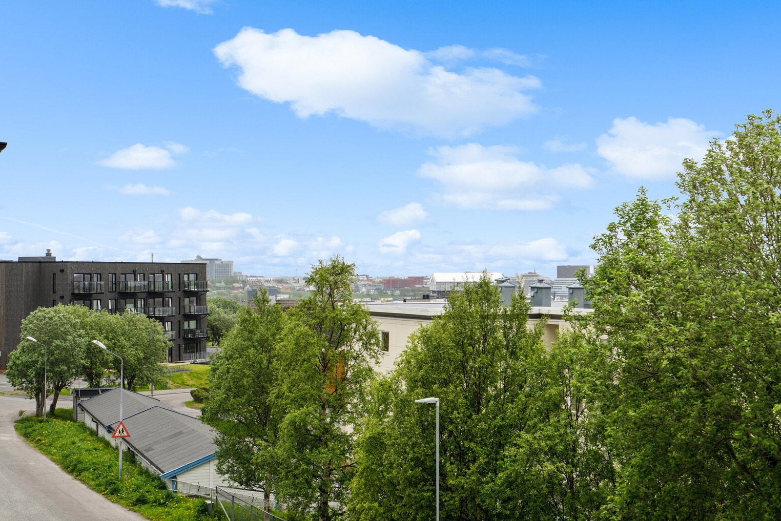 Leiligheten ligger høyt og fritt til i terrenget. Galleribilde