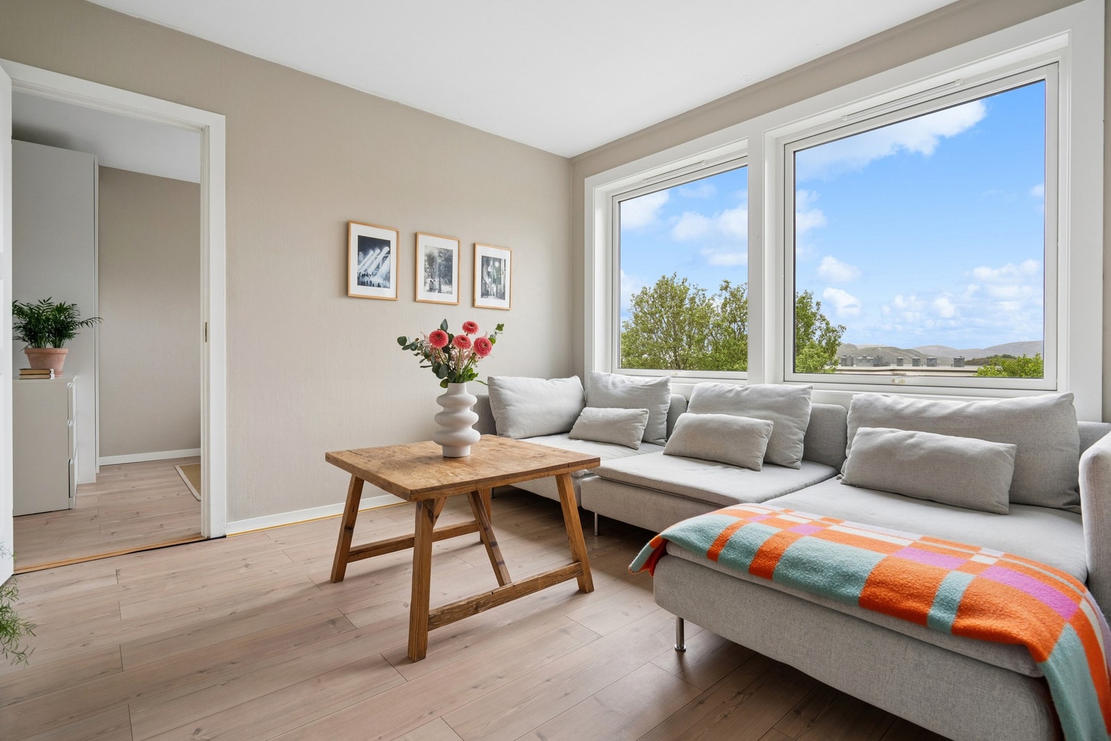 Stuen er enkel å møblere og har plass til en romslig sofagruppe. Galleribilde