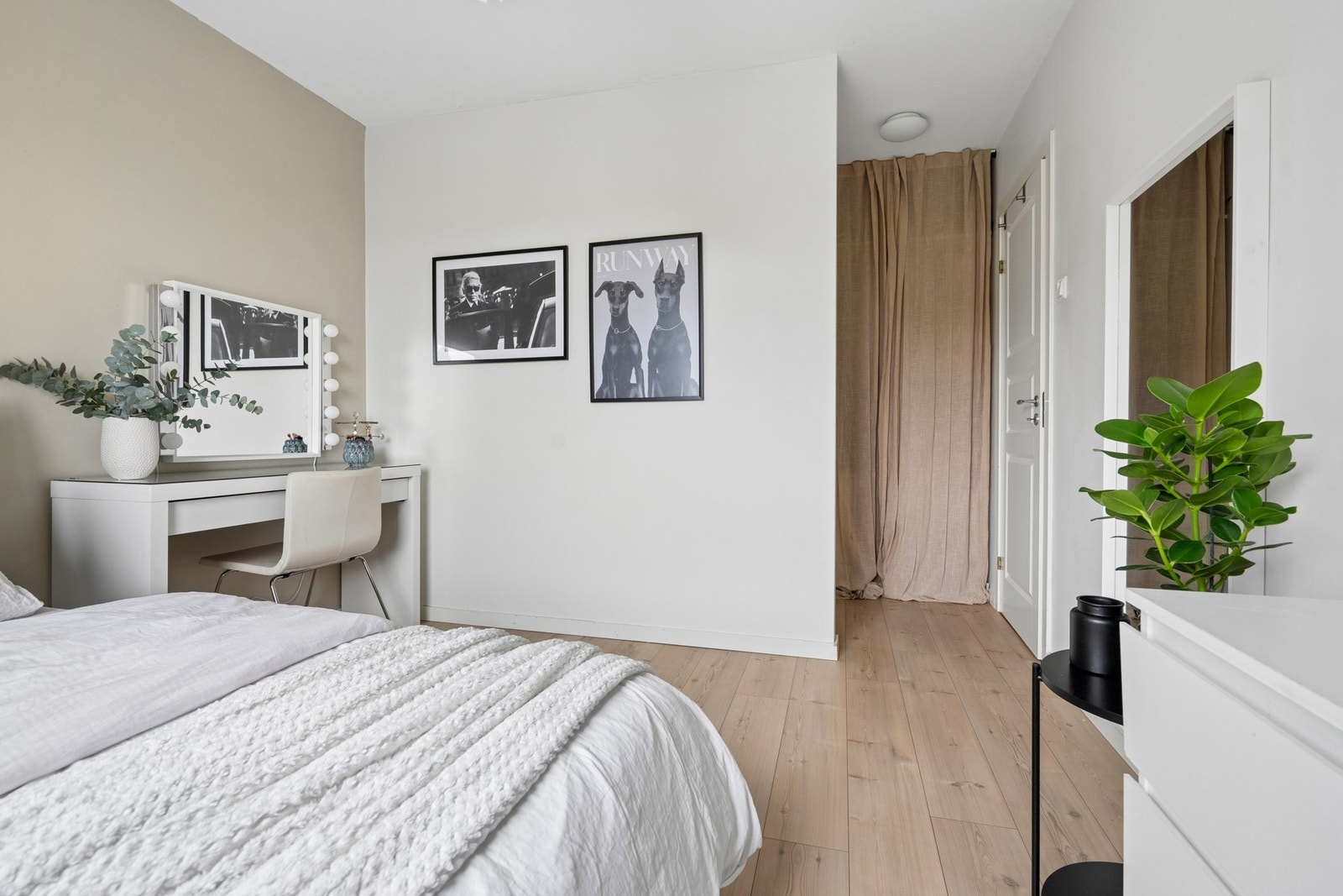 Bod rett frem, som også kan brukes som klesrom. Galleribilde