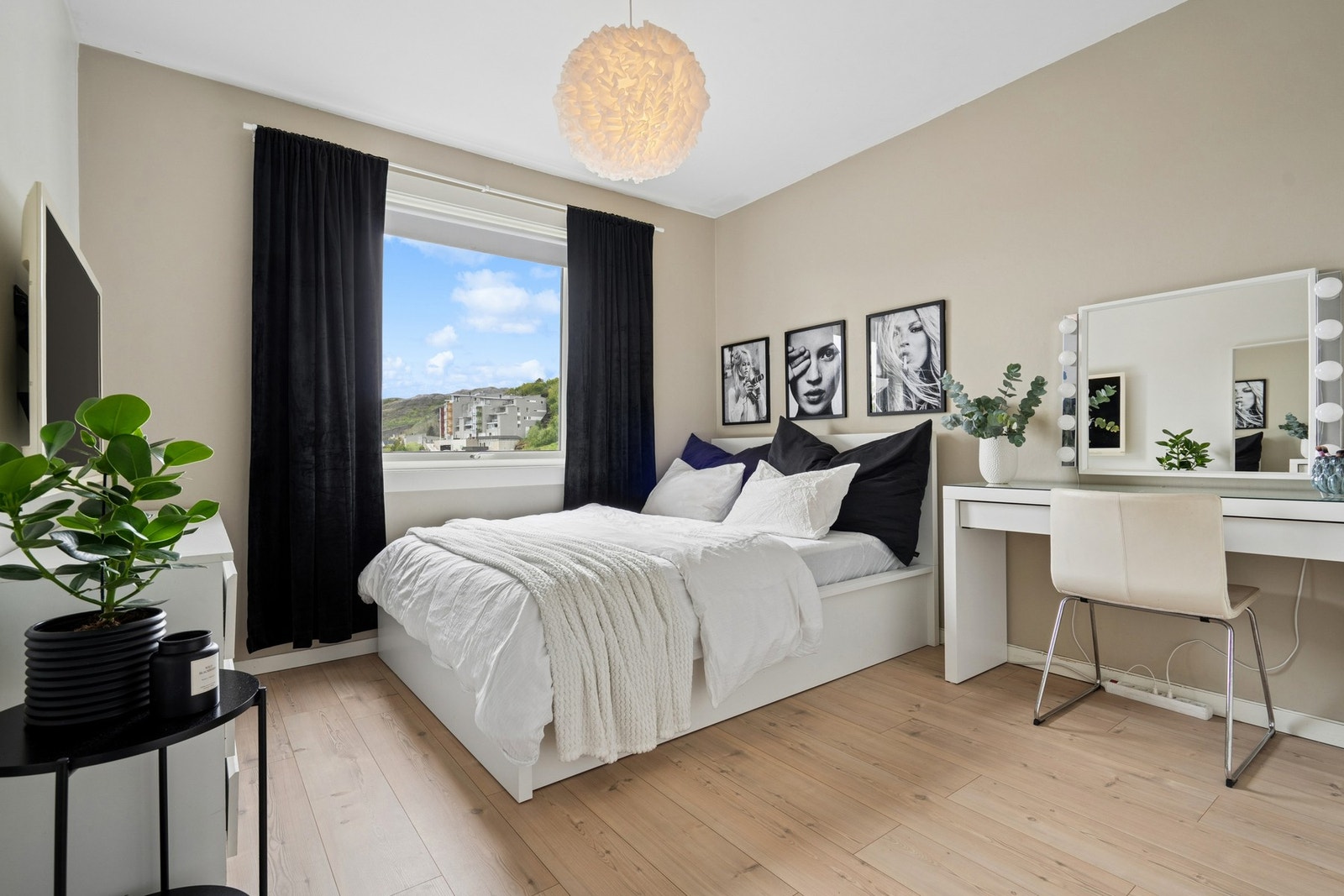 Også dette rommet har plass til seng, skrivepult og garderobeløsning. Galleribilde