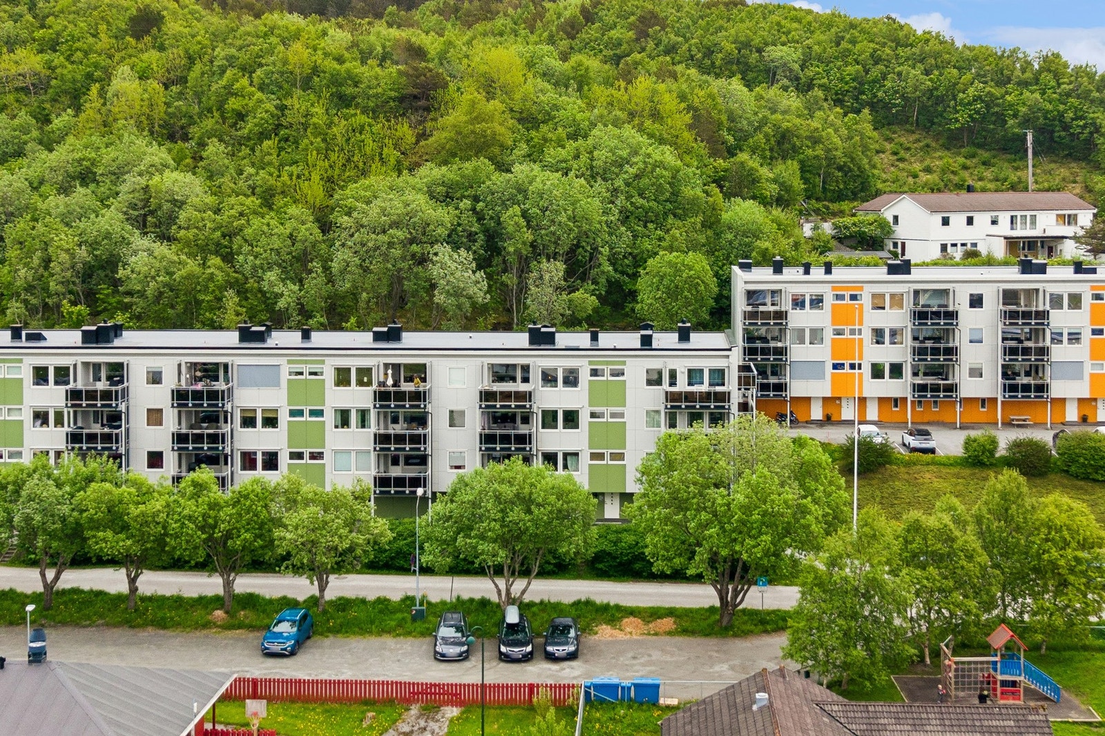 Det er kort vei til bl.a Rønvik skole, barnehage, turområder mm. Galleribilde