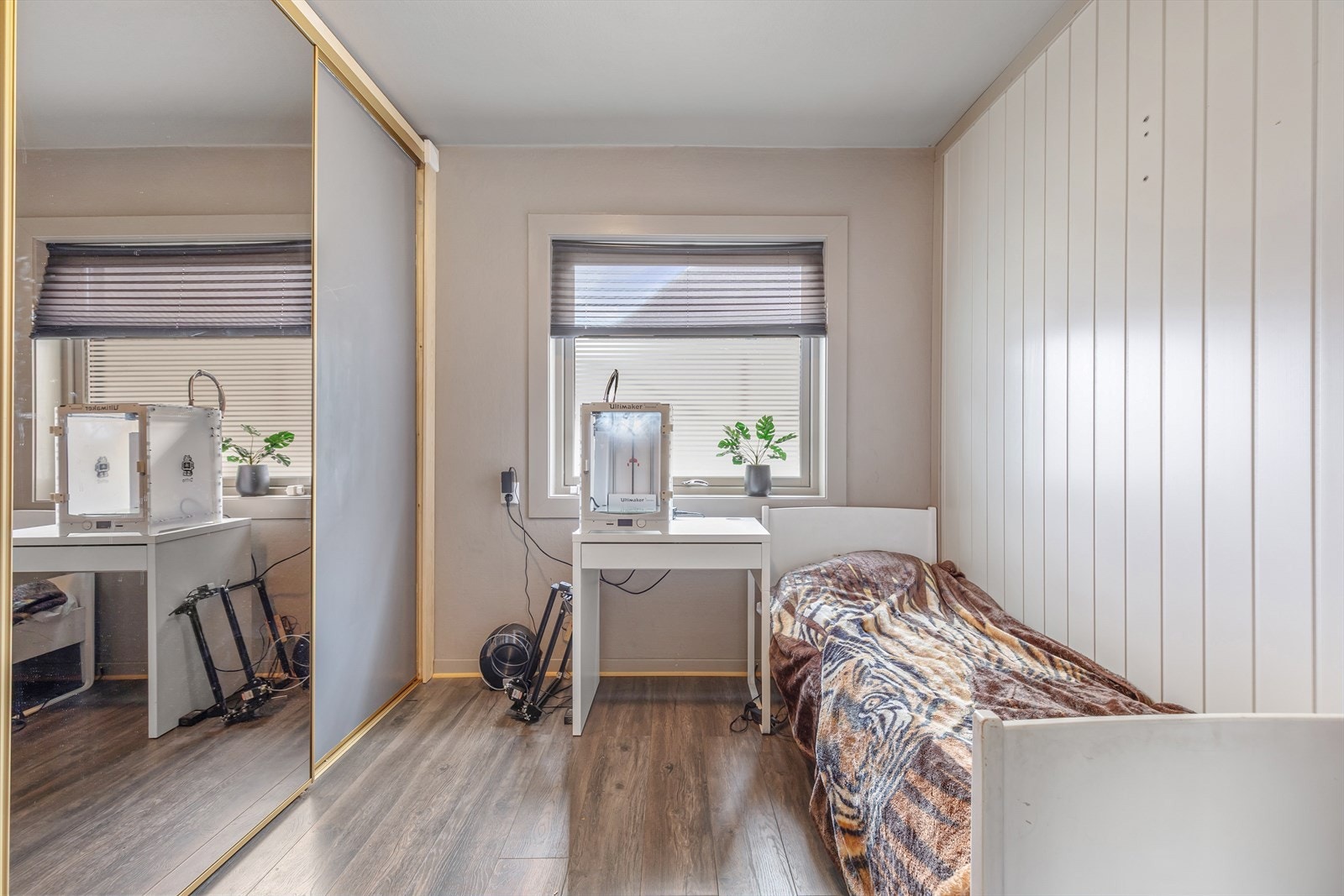 Soverom med skyvedørsgarderobe. Galleribilde