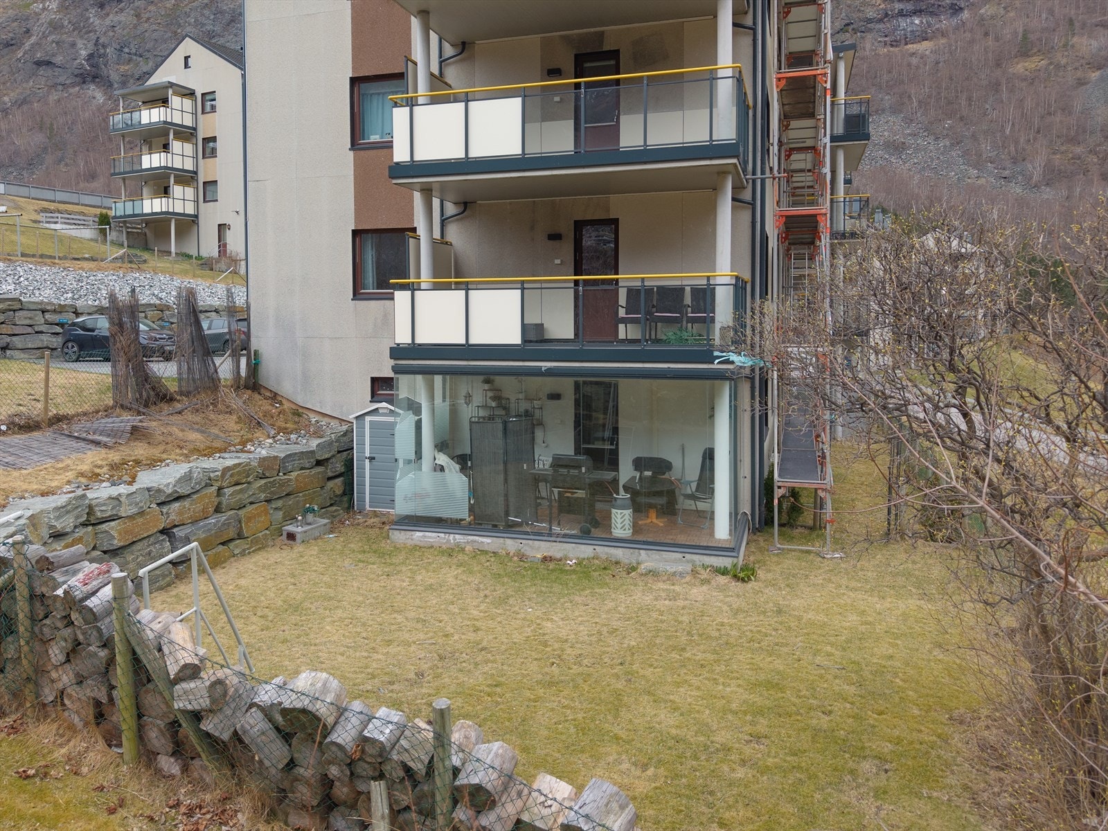 Frå den innglassa balkongen er det tilkomst til borettslaget sitt felles hageområde. Nåverande andelseigar har nytta hageflekken utanfor balkongen, men arealet er fellesareal og inngår ikkje i andelen. Det ligg ikkje føre dokumentasjon på eksklusiv bruks- Galleribilde