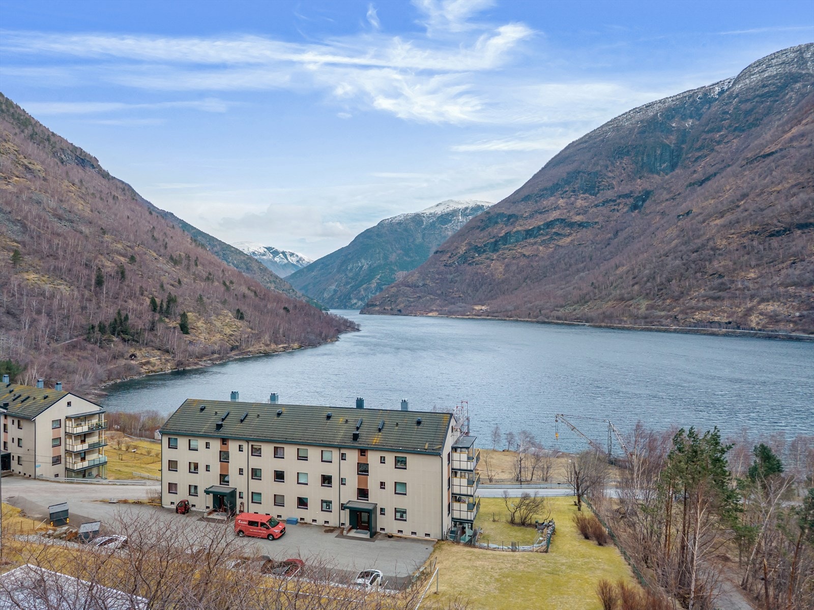 Flott utsikt utover mot Årdalsvatnet. Galleribilde