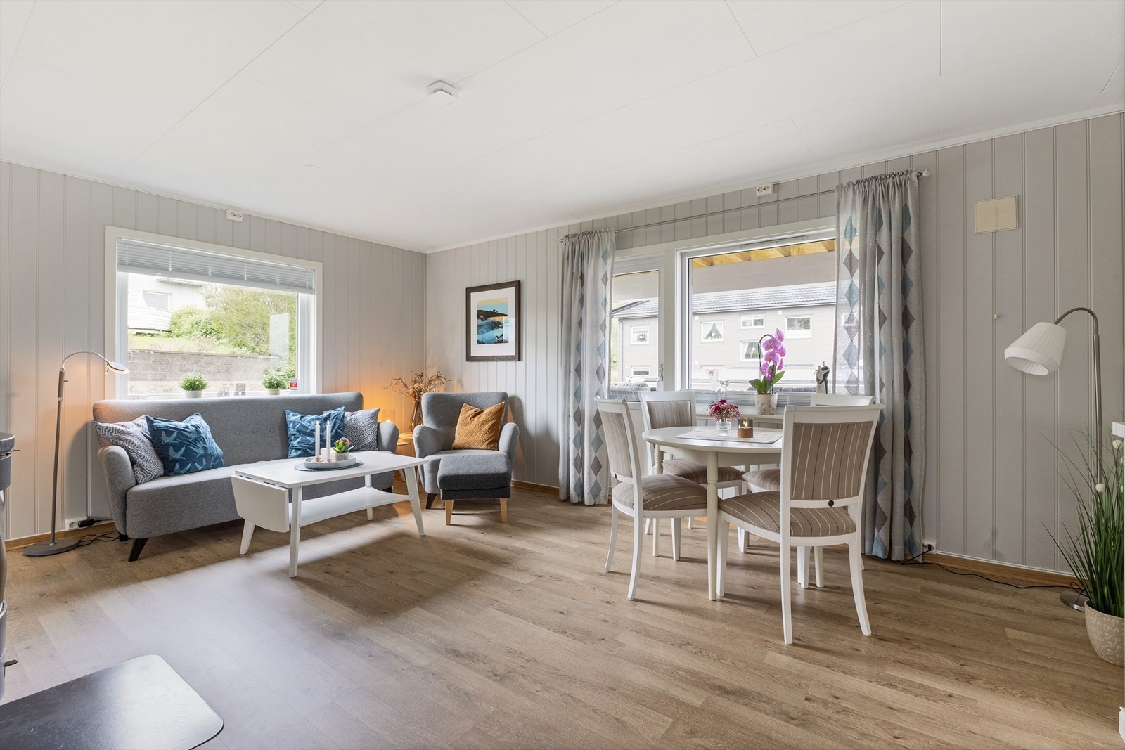 Stuen har en praktisk utforming med plass til både sofagruppe og spisebord. Galleribilde